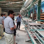 經(jīng)由壓模機壓製成型，一批批躺平的磁磚，發(fā)現(xiàn)工臺上夾著一片片的菜瓜布，原來是藉由粗糙的表面，可將磁磚上的石灰粉末一一掃除。