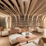 含有大樹(shù)建築寓意的【新業(yè)觀峰】，圖書(shū)會(huì)議室也根據(jù)大樹(shù)枝枒的樣貌，板翼自上方天花板延伸至左右書(shū)櫃作為隔間，打造流暢的流線感，彷彿棲息於樹(shù)屋，享受靜謐的閱讀時(shí)光。