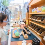 舒壓的天然香氛，擺放各式各樣的產(chǎn)品，小妹妹也沉浸在這淡雅的香氣中。