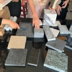 石材的性格攸關(guān)空間的品味與安全性，除了以肉眼判斷，也需要親自以膚觸判斷，諳其硬度、紋路、隔音及防水性，適合在哪一片牆、哪一處場域。