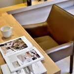 拉開木紋皮質座椅，在充滿療癒感的空間內，穿梭在字裡行間的同時爬梳自己的思緒，讓心靈重新得到富足。