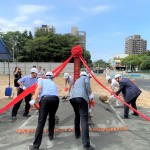新業(yè)建設(shè) 穆椿松名譽(yù)董事長(右一)帶領(lǐng)新業(yè)團(tuán)隊(duì)以金鏟鏟起沙堆，象徵工程進(jìn)度順利，動土開工大吉大利！