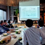 新業(yè)團隊在會議中，提出各自的專業(yè)見解、討論出「美學兼具實用」的餐廚空間，同時想像著未來住戶在餐桌上談笑風生、笑容可掬的溫馨畫面。