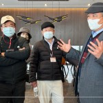 新業(yè)建設(shè) 創(chuàng)辦人 穆椿松先生(右一)帶領(lǐng)新業(yè)建築團(tuán)隊(duì)，一同為來(lái)訪的建築先進(jìn)們旅讀『自由居』建案。