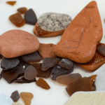 歷經(jīng)無數(shù)次的拍打沖刷，原本鋒利的外表已不復(fù)見，取而代之的是那五顏六色、晶瑩剔透的美麗容貌，最美海廢，就藏身在海岸邊等待著我們?nèi)グl(fā)掘。