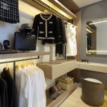 是更衣室、梳妝臺(tái)，也是精心擺設(shè)的精品收藏室，彰顯男主人及女主人獨(dú)特的品味。