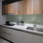 檯面下方的隱藏式洗碗機(jī)，節(jié)省時(shí)間的好幫手，水槽下方的逆滲透淨(jìng)水器，去除雜質(zhì)、抑制細(xì)菌，提供安全無(wú)虞的水質(zhì)。