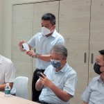 新業(yè)建設(shè)榮譽(yù)董事長(zhǎng)穆椿松先生（右二）與設(shè)計(jì)部、行銷部團(tuán)隊(duì)至『麗舍衛(wèi)浴』實(shí)地選材，滿足住戶對(duì)衛(wèi)浴生活美學(xué)的想像。