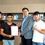 朝陽科技大學(xué)畢業(yè)生致贈(zèng)感謝狀，感謝新業(yè)歷年對於畢業(yè)展的回饋與贊助。