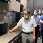 新業(yè)卓勝隆董事長帶領(lǐng)職人團隊廚具選品，除了外觀的整體適配性，材質(zhì)是否不易沾附油汙、易於清理；動線流暢、備料及下廚的檯面寬廣，發(fā)揮廚藝一氣呵成，是新業(yè)職人所追求的餐廚美學(xué)。