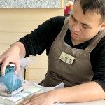 羊毛皂「氈縮」的過(guò)程，能讓覆蓋在皂體上的羊毛更加緊實(shí)、貼合，使人在使用時(shí)，絲絲羊毛不易脫落。手工製作的挑戰(zhàn)是，剛開(kāi)始?xì)挚s的羊毛較鬆軟，若過(guò)度施壓容易使皂體變形，相當(dāng)考驗(yàn)技巧。