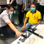 建築專家與衛(wèi)浴專家的對(duì)話，透過熱切的討論與實(shí)際感受，打造住戶想要的「好感衛(wèi)浴」。(圖左一為新業(yè)建設(shè)邱正光副總經(jīng)理)