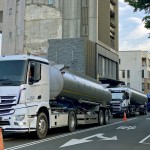 缺水期間的用水，不僅影響民生，大大影響中科的工業(yè)用水，在這次中部旱情拉警報(bào)之際，新業(yè)協(xié)助24小時(shí)不分日夜專車專送的大型水車。