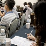 住戶全神貫注、認(rèn)真聆聽(tīng)說(shuō)明，記錄下每一個(gè)需要注意的細(xì)節(jié)，期望讓格局、動(dòng)線與擺設(shè)更貼近理想生活，共同期盼著未來(lái)的家。