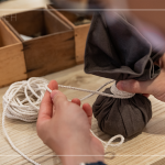 抓取藥材，包起、壓緊、編綁成球，感受草本植癒之外，還增添了另一份手感溫度，透過捶打、按壓，舒緩疲勞、釋放壓力。