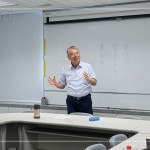 新業(yè)建設名譽董事長－穆椿松先生（圖中），親身帶領新進員工，以「主動、積極、樂觀」的態(tài)度去面對難題，鼓勵新進培養(yǎng)應有的工作能力，並分享公司的經(jīng)營方針與社會責任。