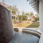 曲柱與鏡面?zhèn)€別貼合，引入自然光與水瀑磚景