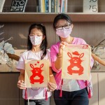 隨著年味越來越濃，告訴孩子們這就是我們的年！秀出一起創(chuàng)作的作品，共同期待
新年的到來。