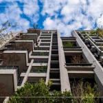 以樹島為概念，依循臺(tái)中的微氣候、季風(fēng)、日照條件，款待適合的樹種回家，
輕盈綠意走入生活，讓建築不再是冰冷的水泥叢林，更為家中留下一方世外小
桃源。