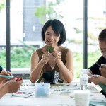 陽光明媚的周六下午，剪紙藝術家—楊雅婷Wuba Yang (圖中)，與住戶們一同度過一場綠藝喃喃的剪紙時光。