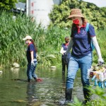 新業(yè)積極響應(yīng)永續(xù)發(fā)展，遵循對(duì)ESG的核心理念，身為土地開(kāi)發(fā)者，我們更是有責(zé)任珍惜腳下的淨(jìng)土 。(圖為新業(yè)同仁參與臺(tái)中筏子溪－淨(jìng)溪日)