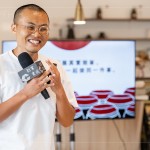 溫暖舒適的周六午後，邀請到御鼎興第三代製醬人—謝宜哲，與住戶分享著「全世界唯一的」手工黑豆醬油—在Taiwan。