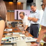 除了材質(zhì)優(yōu)劣的判斷，更需要統(tǒng)整整體美感與機(jī)能性，在團(tuán)隊(duì)熱絡(luò)的討論下，規(guī)劃出最適合住戶且匹配的物件。（圖中為卓勝隆董事長、圖右為簡福榮總經(jīng)理）