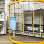 測(cè)試氣密窗『抗風(fēng)壓』性能，使用防護(hù)設(shè)備，防止在試驗(yàn)時(shí)，玻璃爆裂，選用的氣密窗也達(dá)到試驗(yàn)等級(jí)標(biāo)準(zhǔn)。