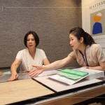 木地板的材質(zhì)及顏色，除了考慮美觀外，還有實(shí)用性和耐用性，針對(duì)不同的需求由客服人員分享與引導(dǎo)，為住戶們找到最合適的材料。