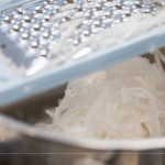 絲絲晶瑩剔透的蘿蔔絲，嚴(yán)選產(chǎn)季蘿蔔，甘甜爽口，富有豐富的營養(yǎng)纖維，刨絲器孔洞大小也很講究，太細(xì)則會吃不到蘿蔔的口感。