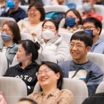 講師善於掌握現(xiàn)場(chǎng)節(jié)奏，用輕鬆的方式拆解人生難題，自帶幽默感且金句不斷，讓現(xiàn)場(chǎng)氣氛生動(dòng)又有趣。