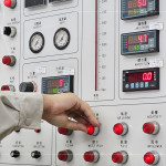 風(fēng)雨性能測試遵循嚴(yán)謹(jǐn)流程，從氣密性→水密性→抗風(fēng)壓性，將可能破壞窗框結(jié)構(gòu)的測試步驟，放置於最後進(jìn)行，避免影響其他測試結(jié)果。