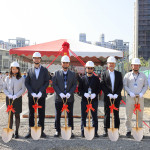 新業(yè)建設 穆椿松 創(chuàng)辦人(左四)、卓勝隆 董事長(右四) 偕同新業(yè)職人團隊，於3/21吉日一同為【新業(yè)V＆A】揭開序幕。