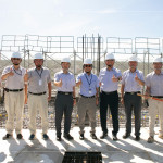 新業(yè)建設(shè)創(chuàng)辦人穆椿松先生(右四)偕同 卓勝隆董事長(右五)、簡福榮總經(jīng)理（右三）、邱正光副總經(jīng)理（左四）及新業(yè)建築職人團隊，一同參與【微丘森鄰】上樑祈福儀式。