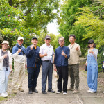 新業(yè)建設簡福榮總經(jīng)理(圖左四）、楊家凱建築師(圖右四)與新業(yè)職人團隊、景觀設計團隊，不畏烈陽到郊區(qū)選材，不論是景石還是樹種，考量方方面面。