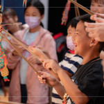 『趣味的操偶體驗』，一動一停，喚起生命力，特別安排至後臺，吸引大朋友小朋友一探究竟，以皮為底，以桿為骨，一敲一鑿製成戲偶。