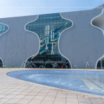 臺中國家歌劇院由日本建築大師『伊東豊雄』設(shè)計(jì)，透過「曲牆工法」的設(shè)計(jì)概念構(gòu)成，整棟建築零直角、無樑無柱，是世界獨(dú)一無二的涵洞建築。