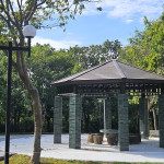 明秀公園中央的八角亭，風(fēng)格配合亭裡的石頭座椅，選用西班牙進(jìn)口祖母綠磁磚，藉由加重柱子的顏色，讓整體看起來更穩(wěn)重。