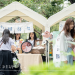 當日服務(wù)臺開放小遊戲，轉(zhuǎn)動輪盤即可領(lǐng)取禮品，透過交流互動，拉近與家族朋友們，心與心的距離。