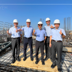 位於臺(tái)中東區(qū)【築森鄰】順利迎來(lái)上樑典禮，新業(yè)建設(shè)名譽(yù)董事長(zhǎng)穆椿松先生（圖左二）、卓勝隆董事長(zhǎng)（圖右三）、簡(jiǎn)福榮總經(jīng)理（圖左一）、邱正光副總經(jīng)理（圖右一）一同蒞臨現(xiàn)場(chǎng)，祝福工程平安順利地完工。