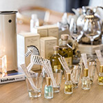 試香紙與小巧的精油一字排開，耐人尋味。