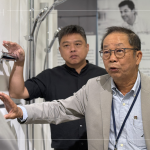 形形色色的衛(wèi)浴設(shè)備，惟有透過各部門主管謹(jǐn)慎周全的來回溝通，找尋出最合適的選材。（圖右為新業(yè)建設(shè)卓勝隆董事長）