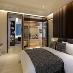 以透明層板取代厚重的拉門，讓更衣室的格局一併收納進(jìn)主臥室裡，另一側(cè)綠意是大自然的伸展臺(tái)，隨著季節(jié)呈現(xiàn)出不一樣的景致。從視野上，呈獻(xiàn)給主人更寬闊的禮遇！