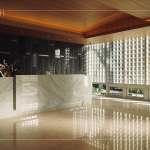 公設(shè)空間以「光盒子」為概念設(shè)計，利用數(shù)個玻璃磚貫穿整個空間，使光影隨著日光恣意變化。