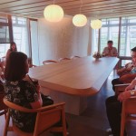 閱讀室裡，以活動(dòng)式椅面取代傳統(tǒng)坐椅的僵硬感，為每一次的乘坐，加入靈活性與活潑度，輕微的晃動(dòng)讓人聯(lián)想到在樹(shù)下盪鞦韆的時(shí)光。