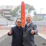 新業(yè)建設(shè)-創(chuàng)辦人 穆椿松(右)與董事長 卓勝隆(左)，一同出席典禮，保佑往後施工過程平安，奠基順利！