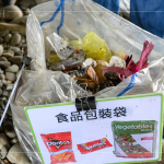 透過(guò)明確的分類方式，將日常隨處可見(jiàn)的垃圾，有條不紊的分類後丟棄或再利用，還給溪流乾淨(jìng)的面貌。