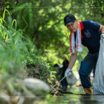第一次走訪南勢(shì)溪，綠意盎然的景致彷彿進(jìn)入世外桃源，在溪流旁踩著石礫，撿拾這些被塵封已久，不可分解的塑料製品。