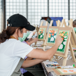 拿起畫筆，繪出想像，隨畫筆而下，層層疊出溫度，午後一抹微光灑下，用繪畫留住當(dāng)下美好片刻。