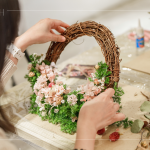 浪漫優(yōu)雅的粉色花色，其中以粉色繡球、迷你玫瑰最為不同，每款花材散發(fā)著淡雅的香氣，乾燥花作為花材，更可長期保存。